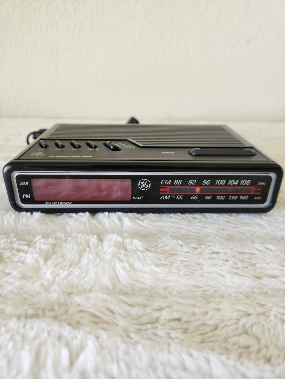 Vintage Woodgrain GE Digital Alarm Clock Radio 7-4612BKA